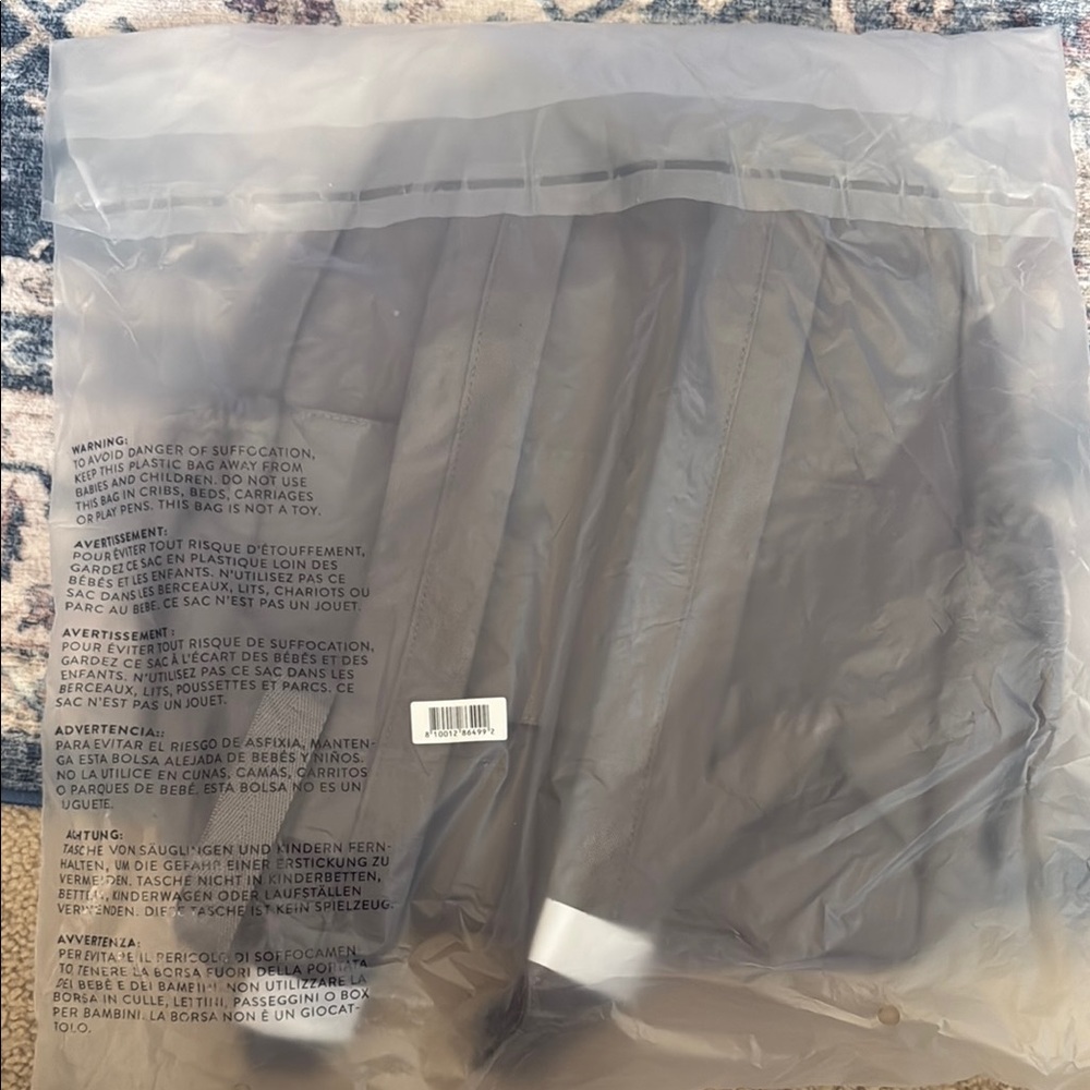 The BÉISics Backpack 
in Grey - Picture 7 of 7